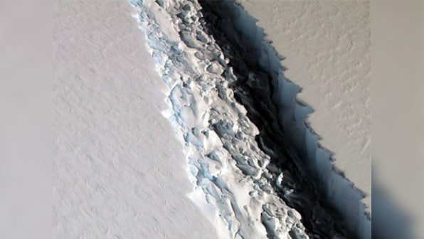 Antarctica: Giant trillion-tonne iceberg breaks away from Larsen C Ice Shelf, poses serious hazard to ships