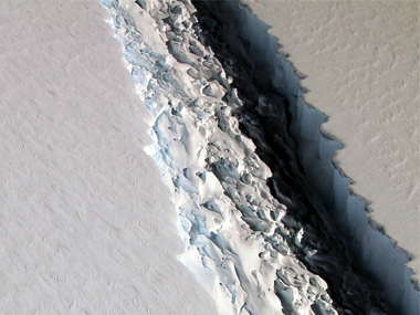 Antarctica: Giant trillion-tonne iceberg breaks away from Larsen C Ice Shelf, poses serious hazard to ships Antarctica: Giant trillion-tonne iceberg breaks away from Larsen C Ice Shelf, poses serious hazard to ships