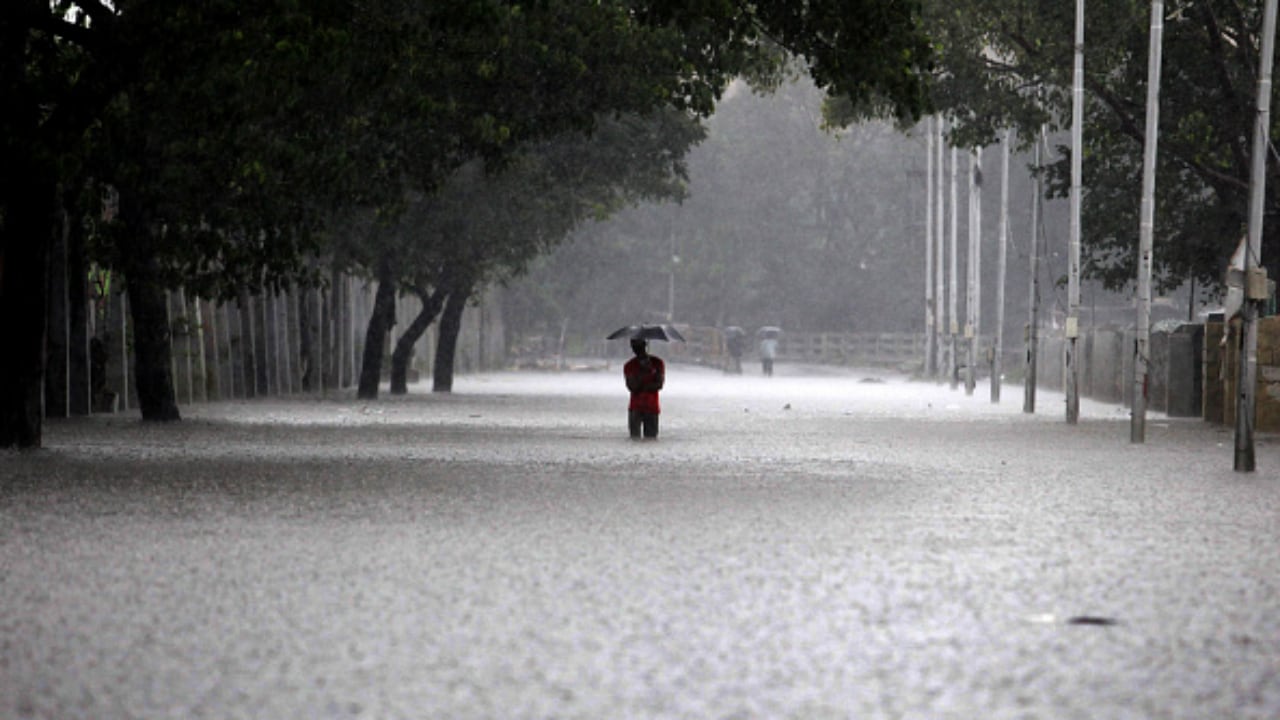 Heavy rains batter Kerala causing damage; govt announces holiday today ...