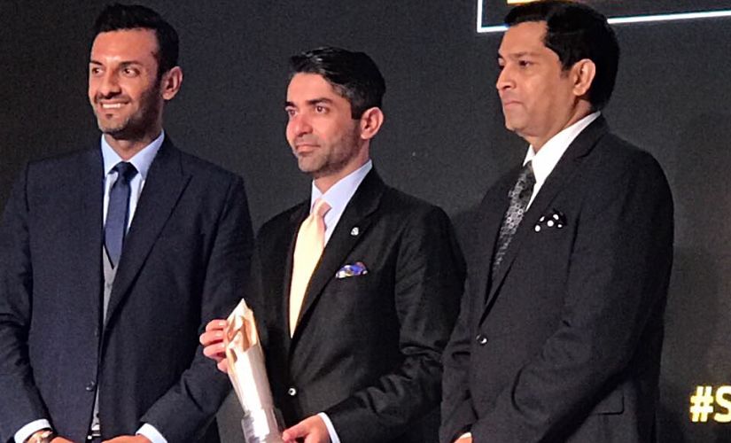 Abhinav Bindra (centre) receiving the Lifetime Achievement Award. Twitter/@abhinav_bindra