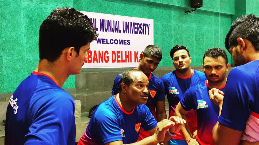 Dabang Delhi coach Dr. Ramesh Bhendigiri (C) passing intructions to his players during a training session. Twitter/@DabnagDelhiKC