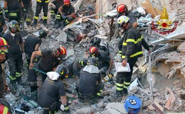 Eight die after building collapses in Naples, Italy