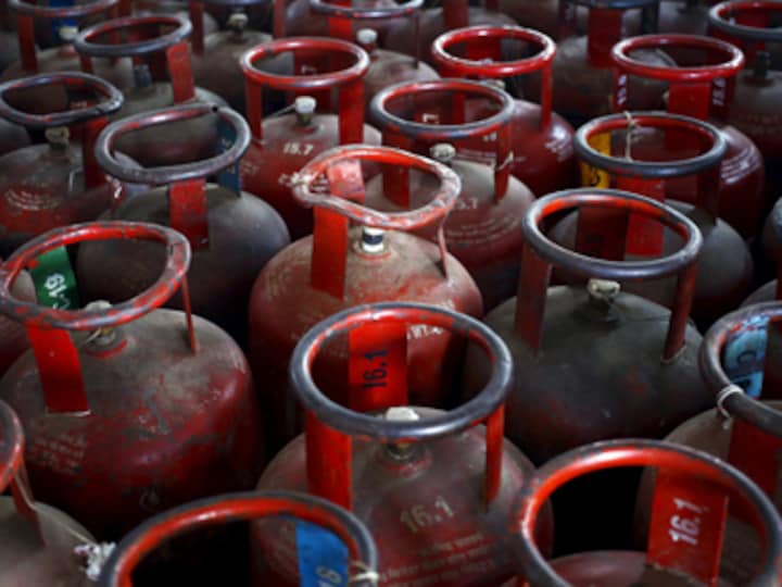 LPG price hike: Cylinders to cost more than Rs 1,000 after latest increase in price