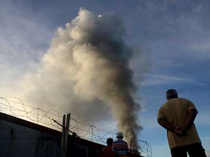 Philippines violence: Hundreds dead as militants cling to buildings in Islamic State-held Marawi