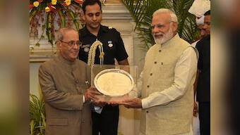 Narendra Modi hosts farewell dinner for Pranab Mukherjee, presents president with memento
