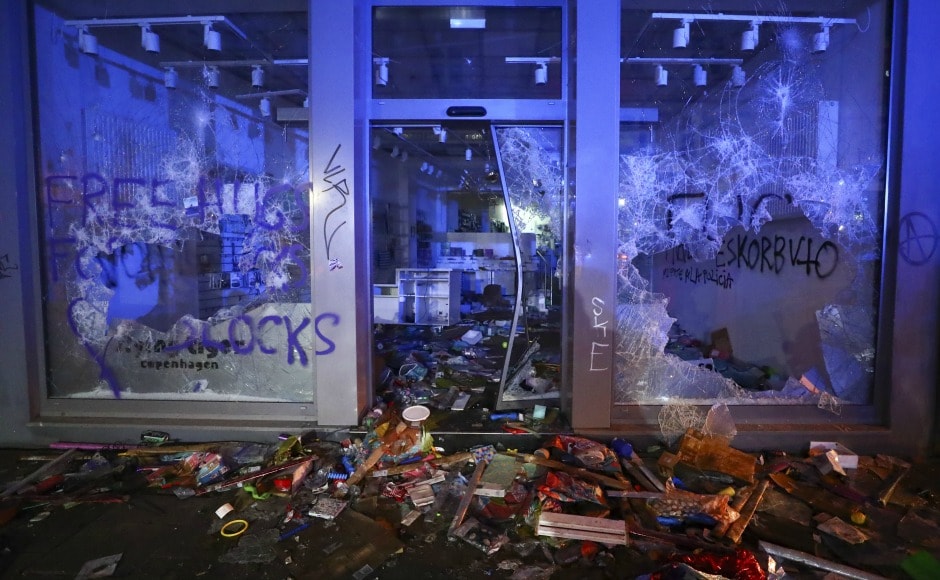As the situation went under control in Hamburg, anti-globalisation protesters smashed their way into stores and started loot. Reuters As the situation went under control in Hamburg, anti-globalisation protesters smashed their way into stores and started loot. Reuters