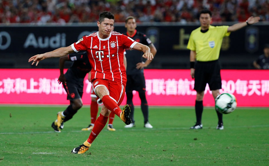 Soccer Football - Bayern Munich vs Arsenal - International Champions Cup - Shanghai, China - July 19, 2017 Bayern Munich's Robert Lewandowski scores their first goal with a penalty REUTERS/Damir Sagolj - RTX3C2BU