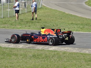 Hungarian Grand Prix: Max Verstappen apologises to Red Bull team-mate Daniel Ricciardo after 'amateur' crash Hungarian Grand Prix: Max Verstappen apologises to Red Bull team-mate Daniel Ricciardo after 'amateur' crash