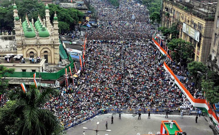 Thousands attend Mamata Banerjee's Shahid Diwas rally in Kolkata Thousands attend Mamata Banerjee's Shahid Diwas rally in Kolkata