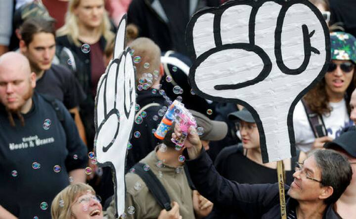 G20 summit: Anti-capitalist activists get creative on Hamburg streets
