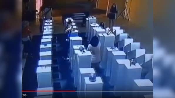Art Attack: Woman knocks over sculptures worth $200,000 while taking selfie at Los Angeles exhibition