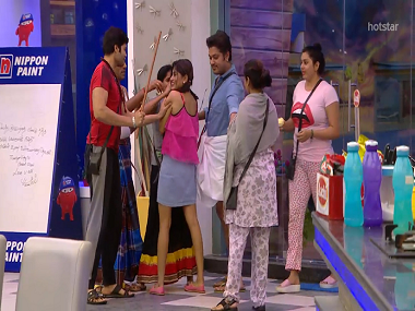 Bigg Boss Tamil week 4: Oviya's popularity grows, Namitha battles elimination Bigg Boss Tamil week 4: Oviya's popularity grows, Namitha battles elimination