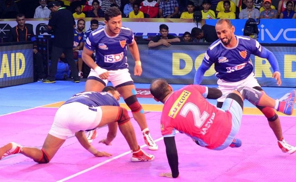 Jaipur were off to a solid start with captain Jasvir Singh's two consecutive raids that propelled the Rajasthan side to a score of 11-4. Image Courtesy: www.prokabaddi.com Jaipur were off to a solid start with captain Jasvir Singh's two consecutive raids that propelled the Rajasthan side to a score of 11-4. Image Courtesy: www.prokabaddi.com