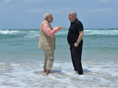 Netanyahu Modi Beach Modi, Netanyahu stroll by Olga Beach in Israel, internet goes crazy ...