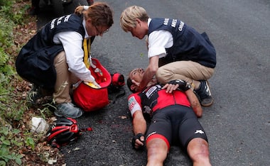 Tour de France 2017: Chris Froome holds on to yellow jersey in a stage marred by crashes and heartbreaks