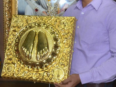 Guru Purnima 2017: Agra woman donates two kg gold sandals to Shirdi temple as three-day festival begins Guru Purnima 2017: Agra woman donates two kg gold sandals to Shirdi temple as three-day festival begins