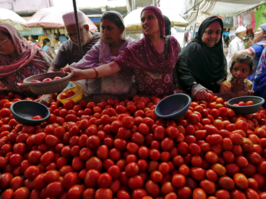 Tomatoes hit Rs 100/kg due to farmer strike, floods, GST; kharif produce may bring relief soon Tomatoes hit Rs 100/kg due to farmer strike, floods, GST; kharif produce may bring relief soon