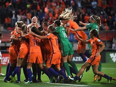 Netherlands' players celebrate after winning during the UEFA Womens Euro 2017 football tournament semi-final match between Netherlands and England at the FC Twente Stadium, in Enschede on August 3, 2017. / AFP PHOTO / JOHN THYS
