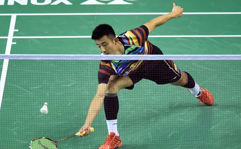 China's Chen Long returns against India's Ajay Jayaram during their round three men's singles match during the 2017 BWF World Championships of badminton at Emirates Arena in Glasgow on August 24, 2017. / AFP PHOTO / ANDY BUCHANAN