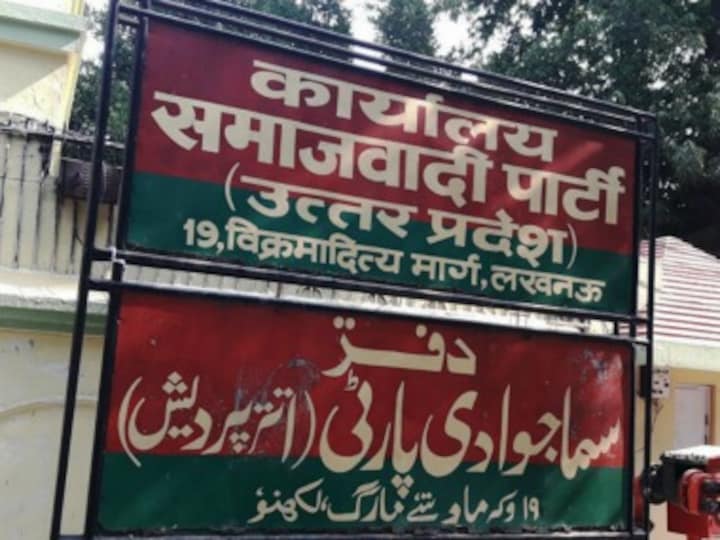 Samajwadi Party MLC Ashok Bajpai resigns, says 'peeved at the treatment' given to Mulayam Singh Yadav
