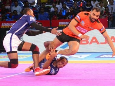 Anup Kumar (R) scored a stunning super raid to help U Mumba beat Dabang Delhi. Twitter/@ProKabaddi