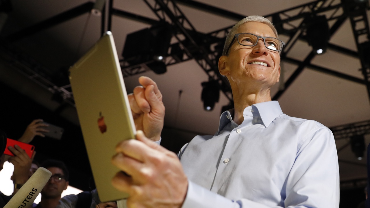 Apple CEO Tim Cook changes his name on Twitter after Donald Trump goof up Apple CEO Tim Cook changes his name on Twitter after Donald Trump goof up