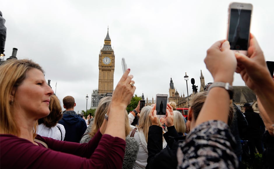 People record the last bell bong at the Elizabeth Tower in London. The Great Bell, the official name for Big Ben, traditionally rings every hour to the note of E, accompanied by four quarter bells that chime every 15 minutes. AP People record the last bell bong at the Elizabeth Tower in London. The Great Bell, the official name for Big Ben, traditionally rings every hour to the note of E, accompanied by four quarter bells that chime every 15 minutes. AP