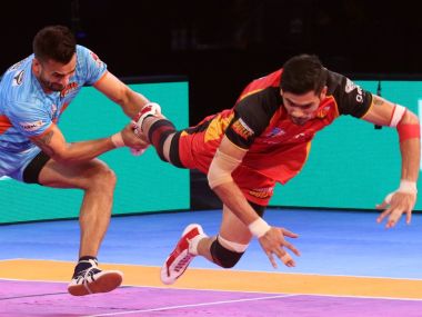 Bengaluru Bulls and Bengal Warriors in action on Wednesday. Image courtesy: Twitter/@prokabaddi