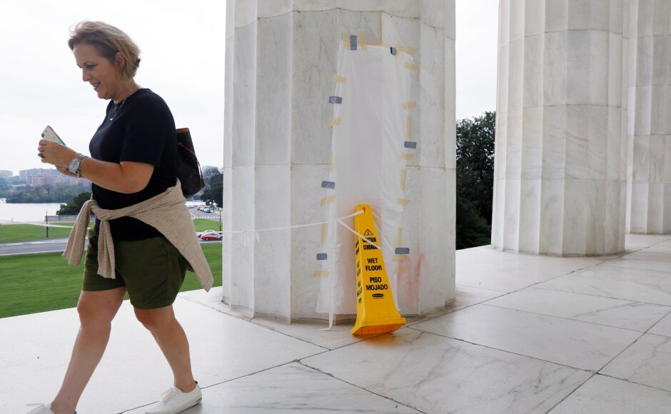 Vandals also defaced the Lincoln Memorial in Washington with an obscene message scrawled in red spray paint. The writing on one of the huge columns at the monument dedicated to slain president Abraham Lincoln was detected in the early hours of Tuesday. The message Vandals also defaced the Lincoln Memorial in Washington with an obscene message scrawled in red spray paint. The writing on one of the huge columns at the monument dedicated to slain president Abraham Lincoln was detected in the early hours of Tuesday. The message