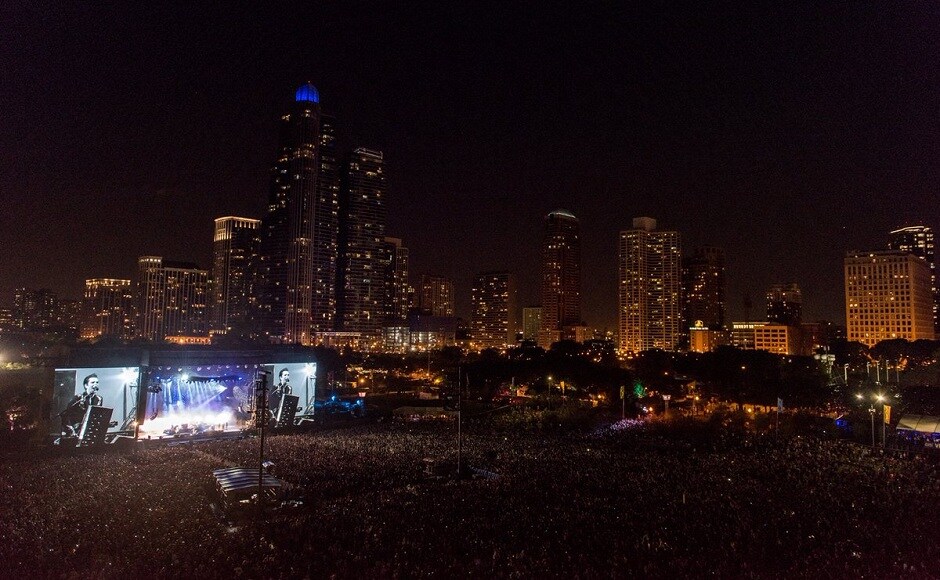 Lollapalooza Day 2 Blink 182 performs to a packed audience in Chicago