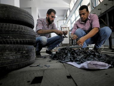 Egyptian engineering students build a machine that produces fuel from used car tyres Egyptian engineering students build a machine that produces fuel from used car tyres