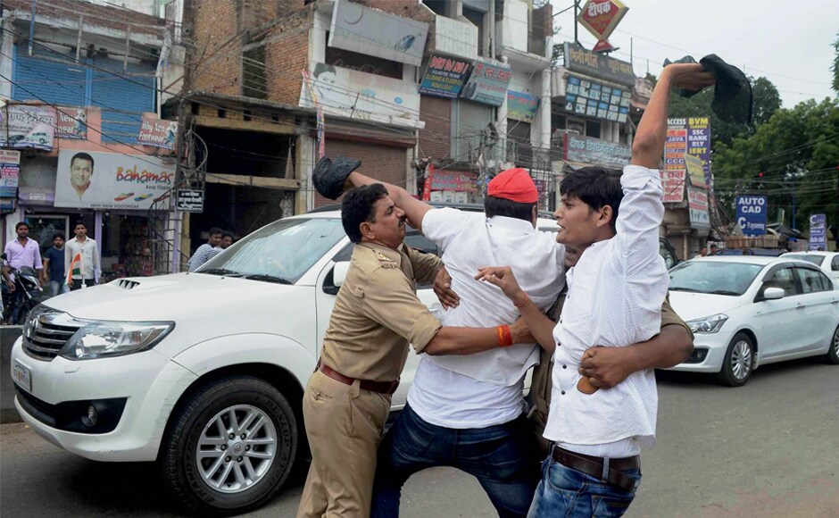 Samajwadi Party activists show black flags to a convoy of Uttar Pradesh health minister Siddhartha Nath Singh in a protest over the Gorakhpur tragedy in Allahabad on Monday. SP chief Akhilesh Yadav on Monday announced aid of Rs 2 lakh to each of the victims' families. PTI Samajwadi Party activists show black flags to a convoy of Uttar Pradesh health minister Siddhartha Nath Singh in a protest over the Gorakhpur tragedy in Allahabad on Monday. SP chief Akhilesh Yadav on Monday announced aid of Rs 2 lakh to each of the victims' families. PTI