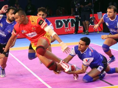 Haryana Steelers defenders bring down Gujarat Fortunegiants' raider in their win on Tuesday. Image courtesy: Twitter/@prokabaddi