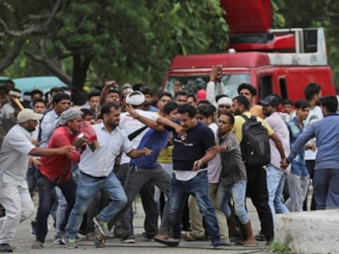 Panchukla violence: Dera supporters attack media team near Sirsa Panchukla violence: Dera supporters attack media team near Sirsa