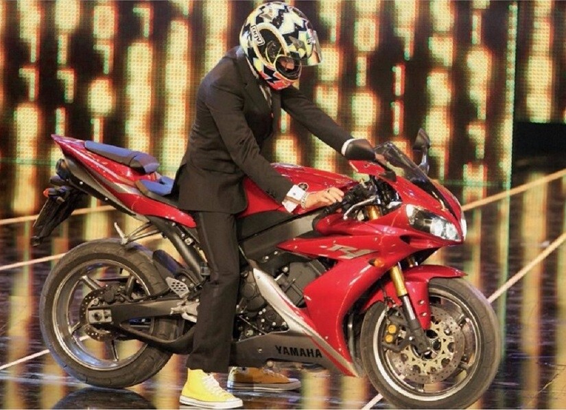 Valentino Rossi arrives in style to collect his trophy in 2006. Image courtesy: Laureus