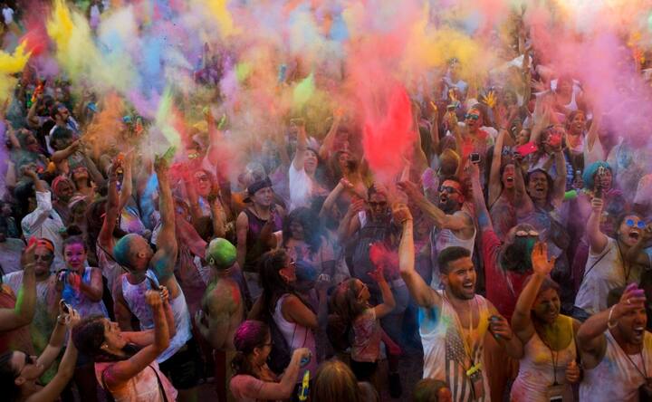 Hundreds celebrate Monsoon Holi in Spain: Revelers enjoy festival of colours dancing to tunes of Bollywood music Hundreds celebrate Monsoon Holi in Spain: Revelers enjoy festival of colours dancing to tunes of Bollywood music