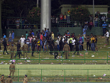 India vs Sri Lanka 2017: From 1996 World Cup semi-final to unruly Cuttack fans, five instances of crowd disruption India vs Sri Lanka 2017: From 1996 World Cup semi-final to unruly Cuttack fans, five instances of crowd disruption