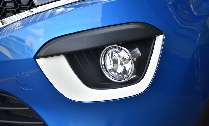 The black honeycomb grille on the Tata Nexon comes with a chrome outline to it, flanked by the tear drop projector headlamps. These lights have a LED strip that doubles up as a DRL.