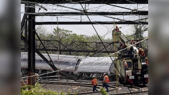 United States: High speed train crashes in Philadelphia, injuring 33 onboard