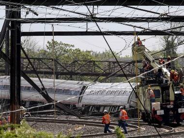 United States: High speed train crashes in Philadelphia, injuring 33 onboard