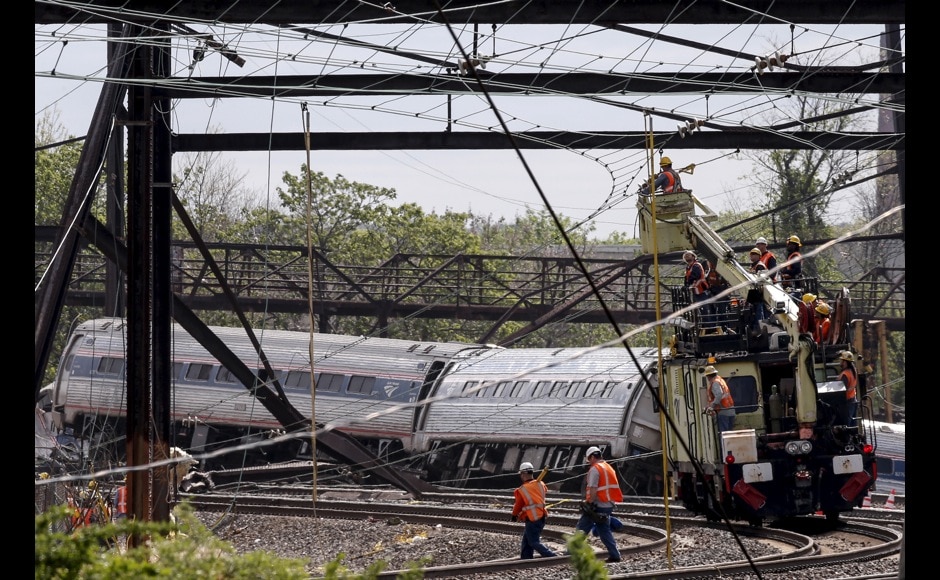 United States: High speed train crashes in Philadelphia, injuring 33 ...