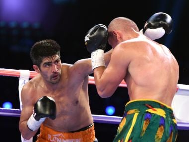 Vijender Singh (L) during his bout against Zulpikar Maimaitiali of China. AFP