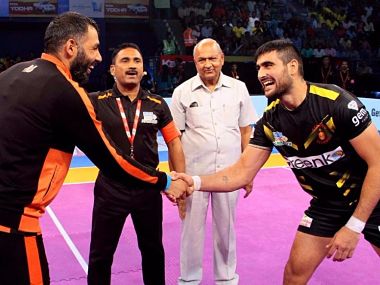 Telugu Titans and U Mumba captains, Rahul Chaudhari and Anup Kumar at the toss. Image Courtesy: PKL official website