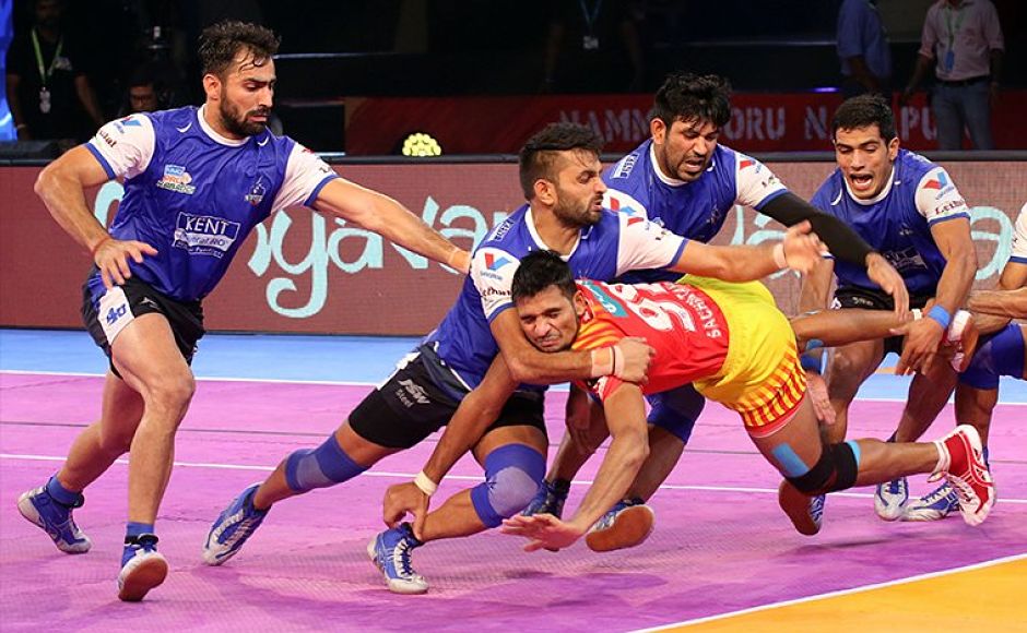 A high-five from Chhillar and an attack led by Vikas Kandola helped Haryana Steelers cruise to their first win of the season at 32-20, thereby handing the Fortunegiants their first loss of the season. Image courtesy: PKL A high-five from Chhillar and an attack led by Vikas Kandola helped Haryana Steelers cruise to their first win of the season at 32-20, thereby handing the Fortunegiants their first loss of the season. Image courtesy: PKL