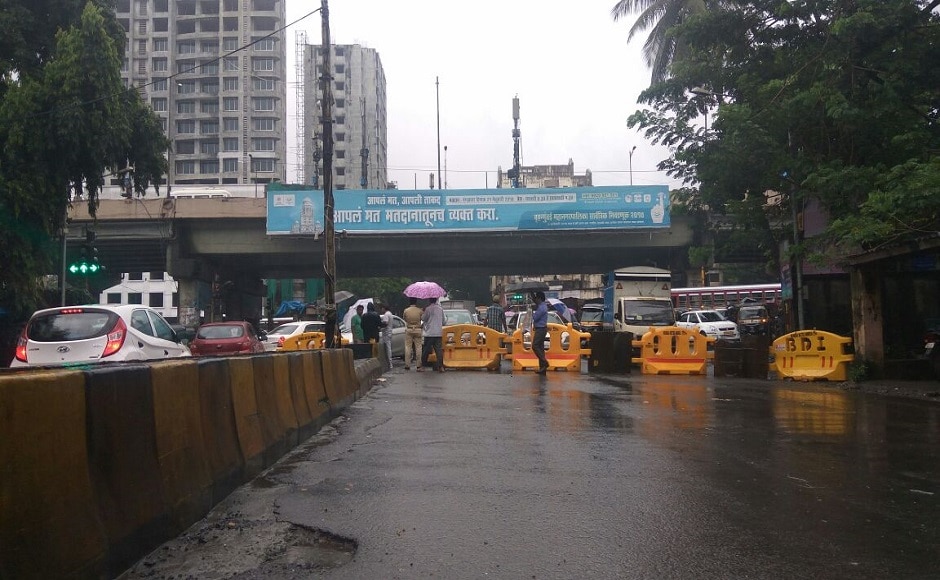 Schools and colleges have been shut as precaution and flights towards and from Mumbai are hit. The downpour is likely to continue for the next 24 hours, the weather department predicted. Firstpost/ Vivek Ahire