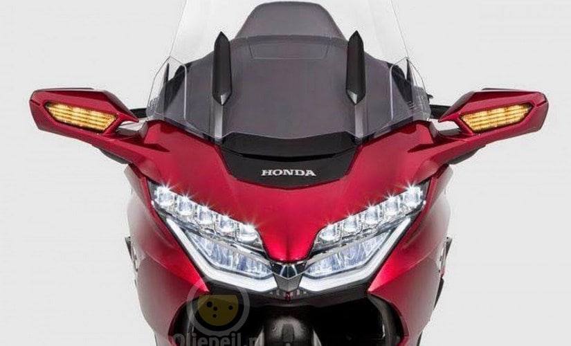 New full LED headlamps on the new Honda Gold Wing. Image: Oliepeil.nl