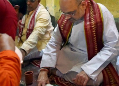 Amit Shah lunches at BJP activists' house on last day of visit to Kolkata Amit Shah lunches at BJP activists' house on last day of visit to Kolkata