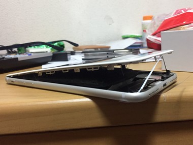 iPhone 8 battery swelling case now reported in the United States iPhone 8 battery swelling case now reported in the United States