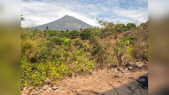 Bali volcano spews smokes, leaves tourists stranded after cancellation and delay of dozens of flights