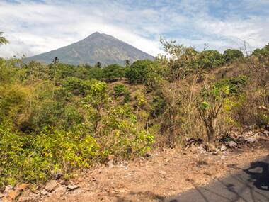 Bali volcano spews smokes, leaves tourists stranded after cancellation and delay of dozens of flights